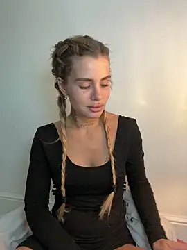 Snapshot of EmiliaCatalina chatting on November 2025 08:36:02 PM EmiliaCatalina online show from November 2025 08:36:02 PM