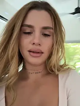 Snapshot of EmiliaCatalina chatting on November 2025 07:46:02 PM EmiliaCatalina online show from November 2025 07:46:02 PM