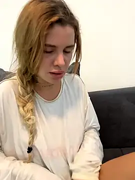 Snapshot of EmiliaCatalina chatting on November 2025 04:51:01 PM EmiliaCatalina online show from November 2025 04:51:01 PM