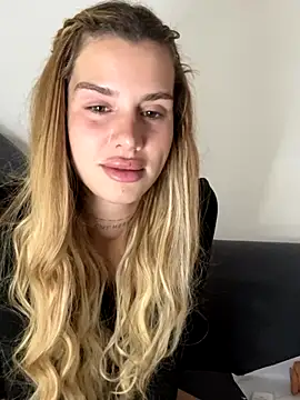 Snapshot of EmiliaCatalina chatting on November 2025 07:58:01 PM EmiliaCatalina online show from November 2025 07:58:01 PM