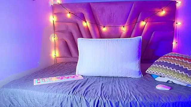 Snapshot of shybutdirtygirrll chatting on February 2025 01:27:01 PM shybutdirtygirrll online show from February 2025 01:27:01 PM