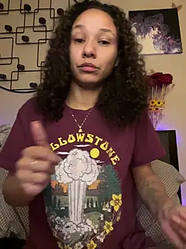 Snapshot of _Neeka_ chatting on January 2025 12:54:01 PM Neeka online show from January 2025 12:54:01 PM