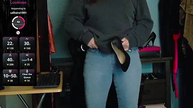 Snapshot of TreeJeanne chatting on October 2025 12:42:02 PM TreeJeanne online show from October 2025 12:42:02 PM