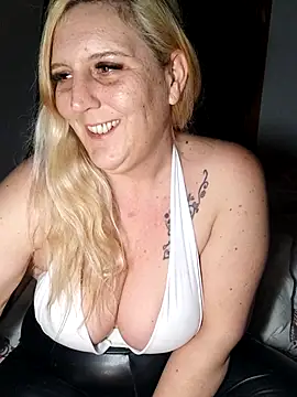 BecciDeluxe online show from February 2026 11:30:02 PM