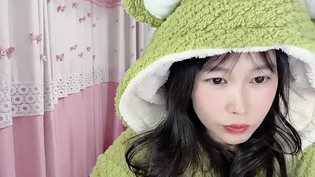 Snapshot of Shleybaby chatting on December 2024 02:05:02 PM Shleybaby online show from December 2024 02:05:02 PM