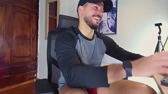 Snapshot of HenryBenso chatting on November 2025 05:00:01 PM HenryBenso online show from November 2025 05:00:01 PM