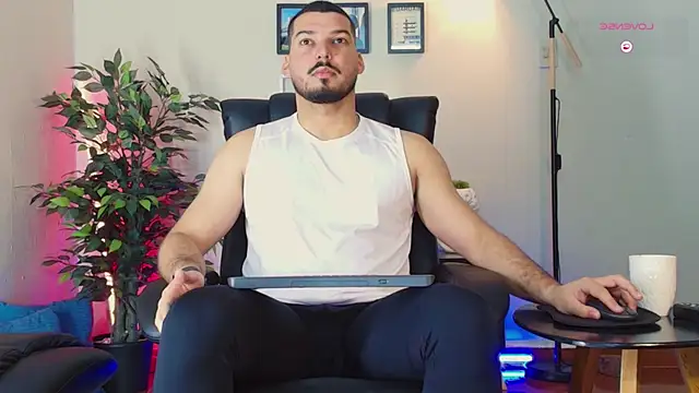 Snapshot of HenryBenso chatting on January 2026 05:38:01 PM HenryBenso online show from January 2026 05:38:01 PM