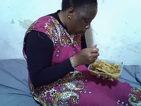 Snapshot of Crystal__Gee chatting on December 2024 06:33:01 PM Crystal Gee online show from December 2024 06:33:01 PM