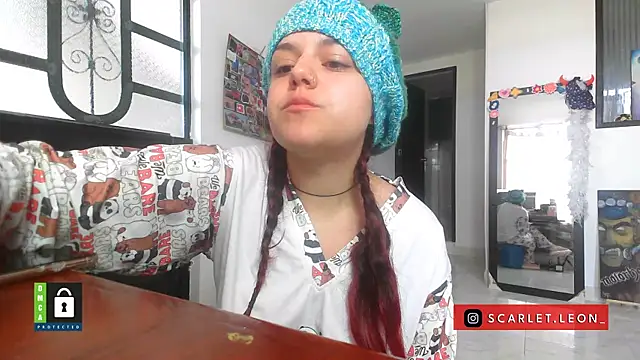 Scarletleon77 online show from October 2025 12:05:02 PM