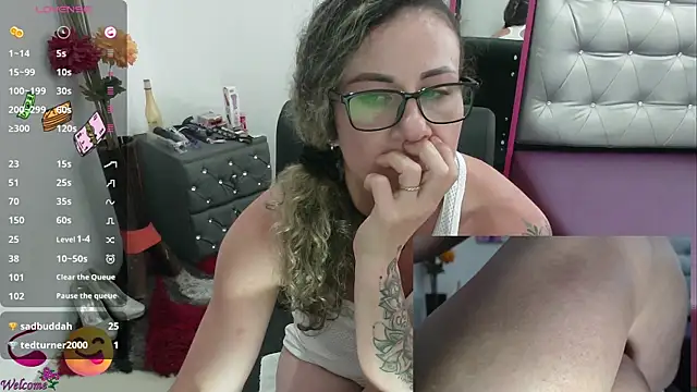 Snapshot of ViickySexy chatting on March 2025 10:43:02 PM ViickySexy online show from March 2025 10:43:02 PM