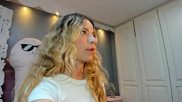 IssadoraJames online show from November 2025 08:09:01 PM