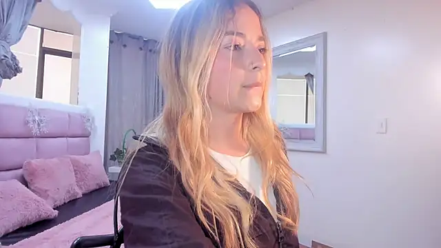 IssadoraJames online show from December 2025 07:44:01 PM