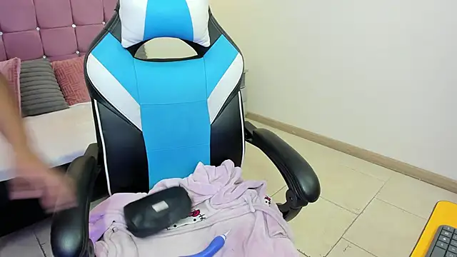 Lizzie Williams  online show from February 2026 03:23:01 AM