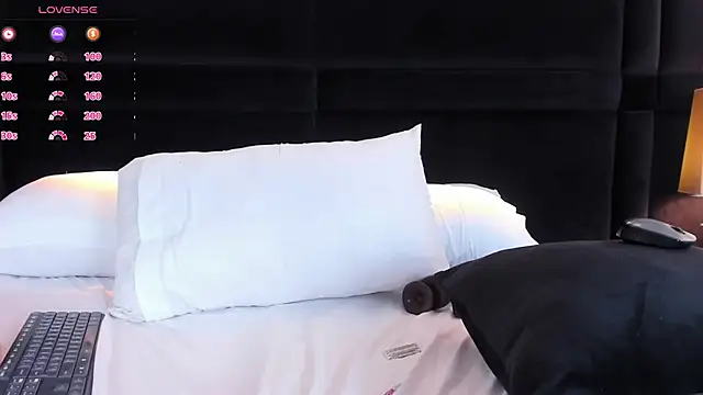 Snapshot of MiaStor chatting on January 2025 09:01:01 PM MiaStor online show from January 2025 09:01:01 PM