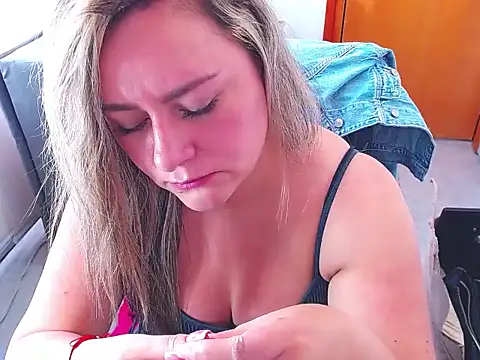 KikaxLove online show from April 2026 05:32:01 PM