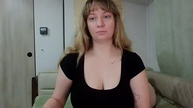 emerieskye20 online show from December 2025 04:24:01 PM