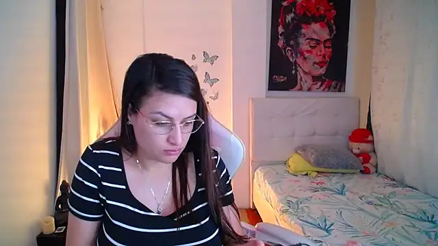 esmeraldaa230 online show from January 2025 08:00:01 PM