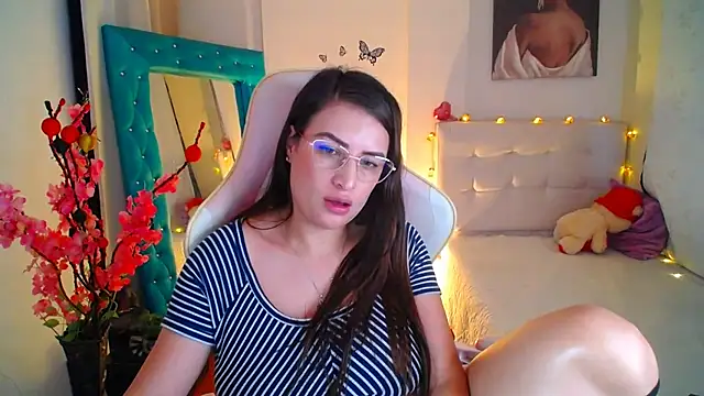 esmeraldaa230 online show from February 2025 11:05:01 PM