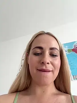 Snapshot of streetdoll chatting on March 2025 09:13:02 AM streetdoll online show from March 2025 09:13:02 AM