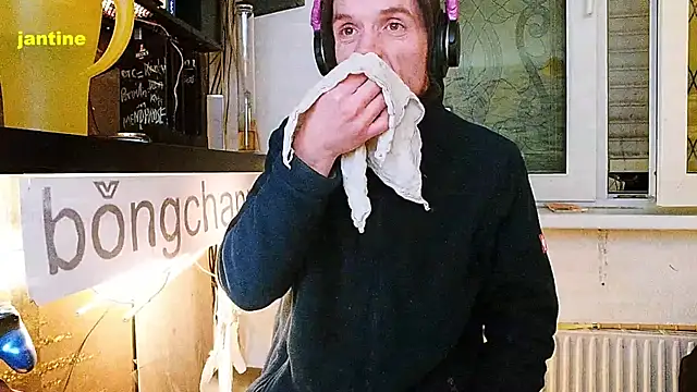 Snapshot of BongChannel chatting on February 2025 01:02:01 AM BongChannel online show from February 2025 01:02:01 AM