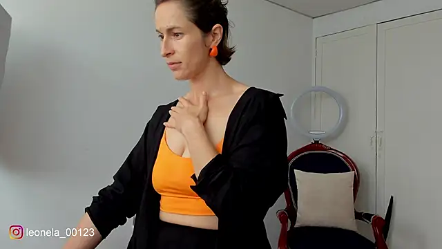 cuddlingbunny online show from December 2025 06:15:01 PM