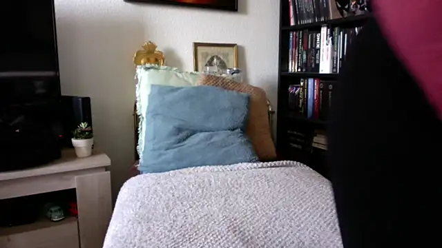 Luccreccia  online show from October 2025 08:46:01 AM