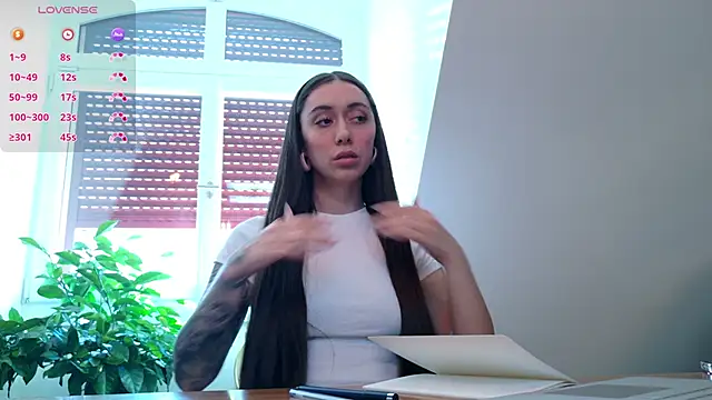 emiliasommer online show from November 2025 12:31:02 PM