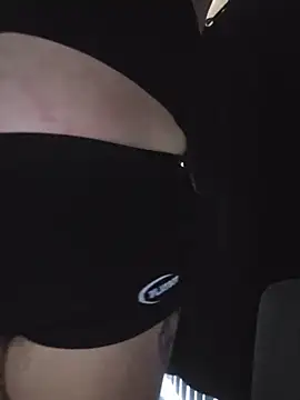 Snapshot of honeeyyy_pot chatting on December 2025 11:32:01 PM honeeyyy pot online show from December 2025 11:32:01 PM