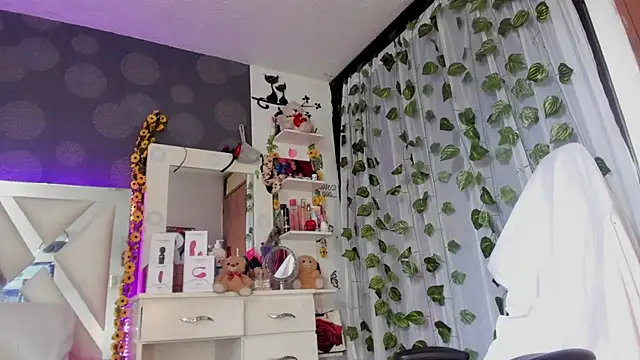 Snapshot of Reina_Love2 chatting on March 2025 03:47:02 PM Reina Love2 online show from March 2025 03:47:02 PM