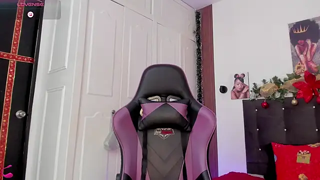 Snapshot of Reina_Love2 chatting on November 2025 01:45:02 PM Reina Love2 online show from November 2025 01:45:02 PM