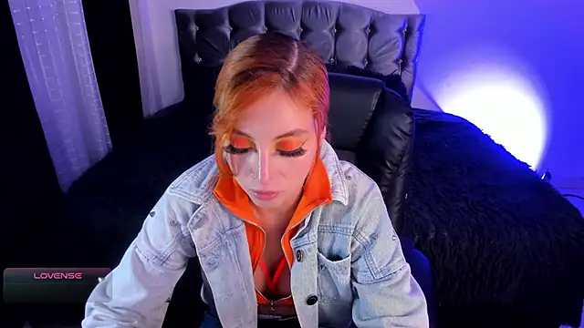 Snapshot of Violetaarey chatting on February 2026 11:23:02 PM Violetaarey online show from February 2026 11:23:02 PM