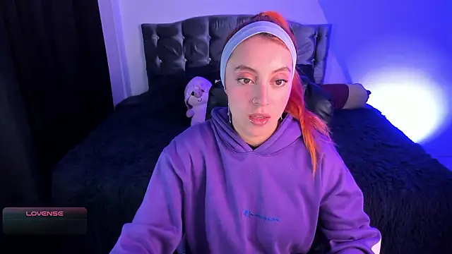 Snapshot of Violetaarey chatting on February 2026 03:18:01 AM Violetaarey online show from February 2026 03:18:01 AM