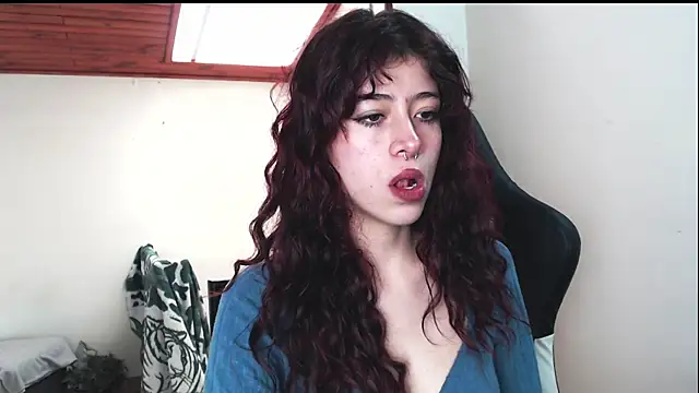 SuzzyyM online show from December 2024 02:28:01 PM