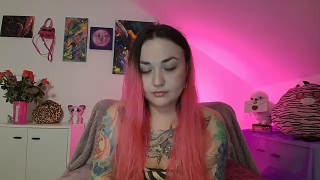 Snapshot of PinkHurricaneOfficial chatting on November 2025 04:33:01 PM PinkHurricaneOfficial online show from November 2025 04:33:01 PM