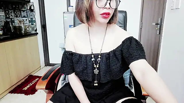 Snapshot of Miu-Le chatting on November 2025 06:28:02 PM Miu-Le online show from November 2025 06:28:02 PM