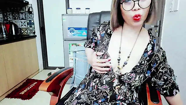 Snapshot of Miu-Le chatting on November 2025 10:25:01 AM Miu-Le online show from November 2025 10:25:01 AM