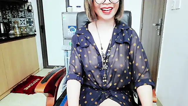 Snapshot of Miu-Le chatting on November 2025 11:32:01 AM Miu-Le online show from November 2025 11:32:01 AM