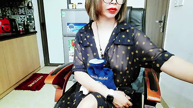 Snapshot of Miu-Le chatting on November 2025 07:02:02 PM Miu-Le online show from November 2025 07:02:02 PM