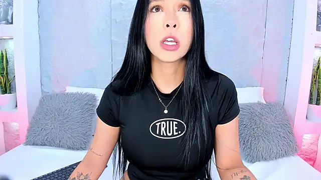 Snapshot of MiaCollson chatting on November 2025 05:33:02 PM MiaCollson online show from November 2025 05:33:02 PM