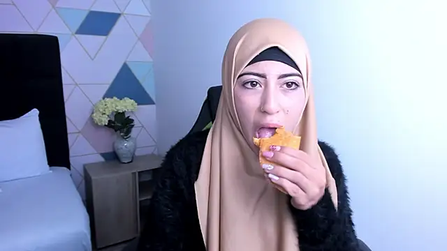 chaymae nah  online show from January 2025 12:18:01 PM