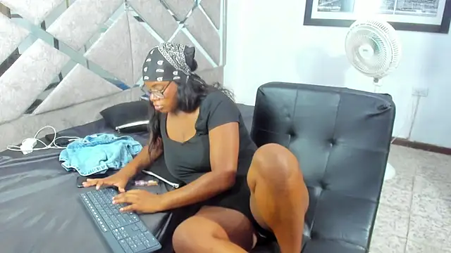 EvaxEmma online show from April 2026 06:25:02 PM