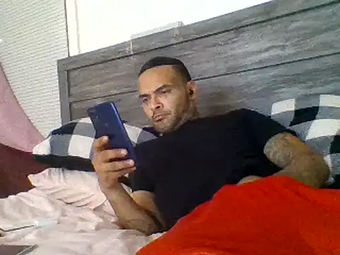 Snapshot of Houstonslong1 chatting on February 2025 05:18:01 PM Houstonslong1 online show from February 2025 05:18:01 PM