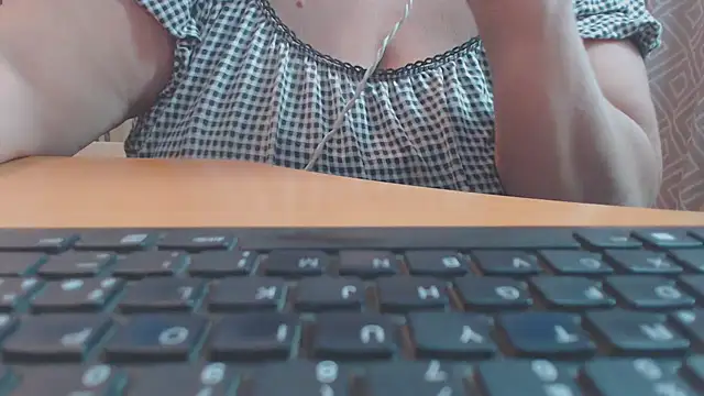 Snapshot of bbwxxx70 chatting on October 2025 03:28:02 AM bbwxxx70 online show from October 2025 03:28:02 AM