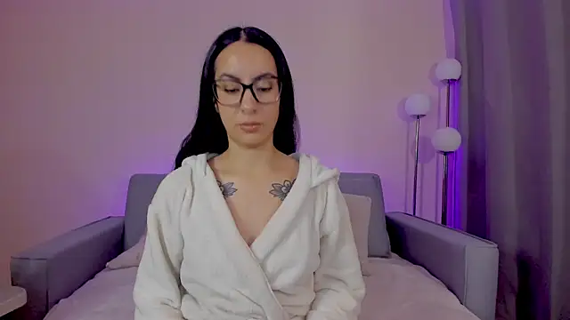 miadaniells hot online show from April 2026 12:00:02 PM