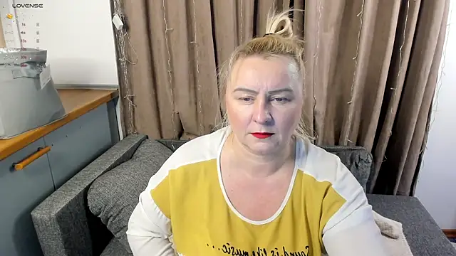 Snapshot of mira_robinsonnn chatting on January 2025 02:39:01 PM mira robinsonnn online show from January 2025 02:39:01 PM