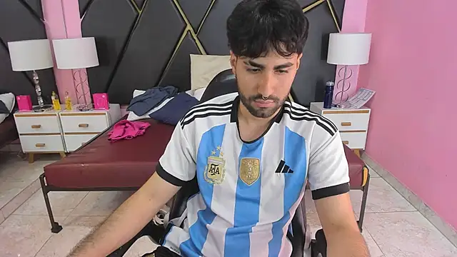 MilanZaire online show from November 2025 10:09:02 PM