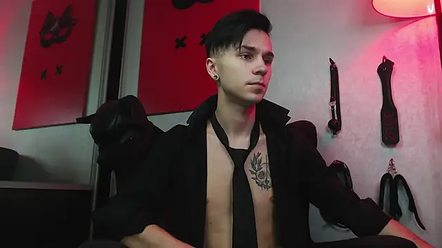 Joseph  Quinn online show from January 2025 08:36:01 AM