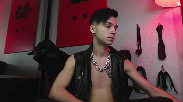 Joseph  Quinn online show from January 2025 02:03:02 PM