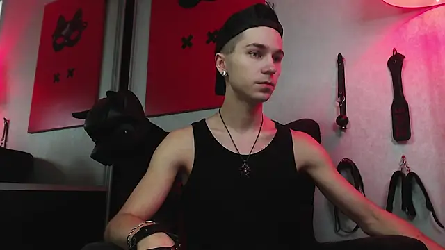 Joseph  Quinn online show from February 2025 11:21:01 AM