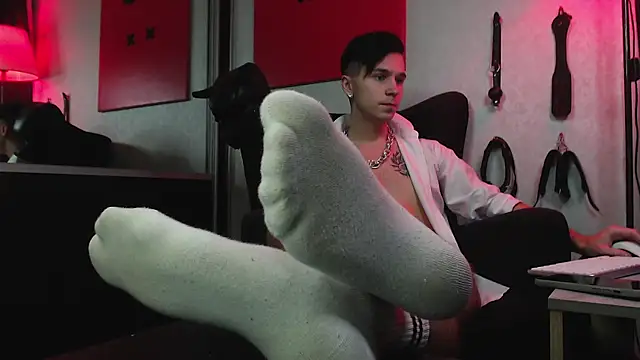 Joseph  Quinn online show from February 2025 02:24:01 PM